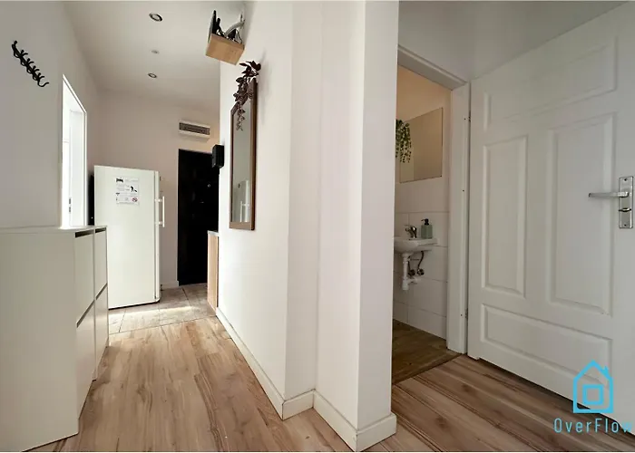 Rum i privatbostad Waza - Peaceful Retreat, 10 Minutes To Old Town & Seaside